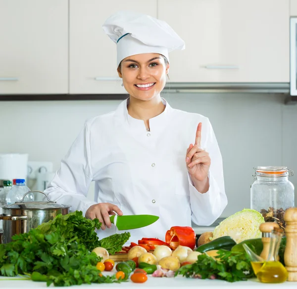 Női szakács vegetáriánus étel — Stock Fotó