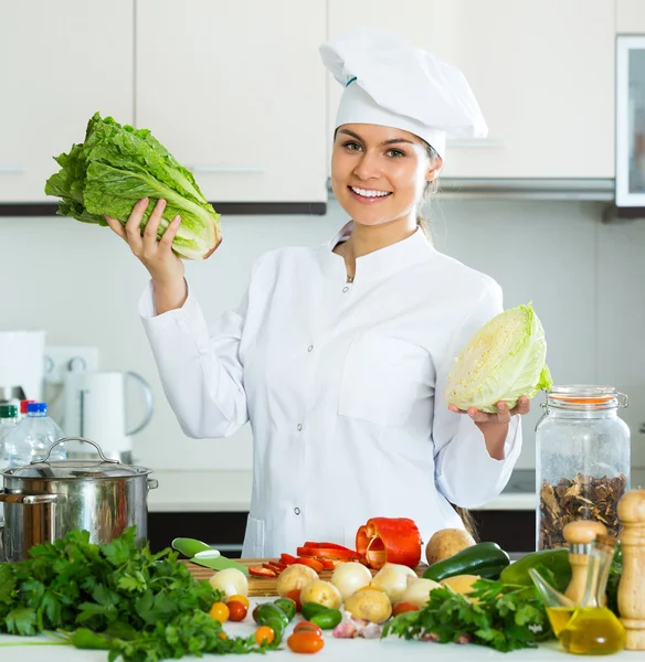 Donna in uniforme in cucina — Foto Stock