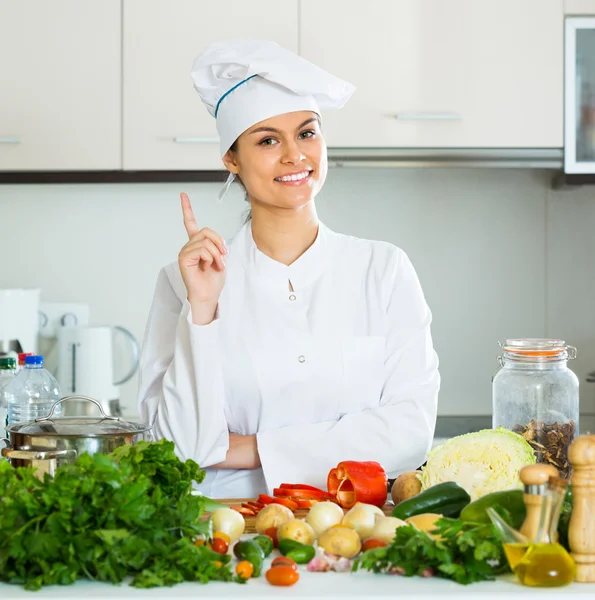 Vrouwelijke kok vegetarische maaltijd — Stockfoto