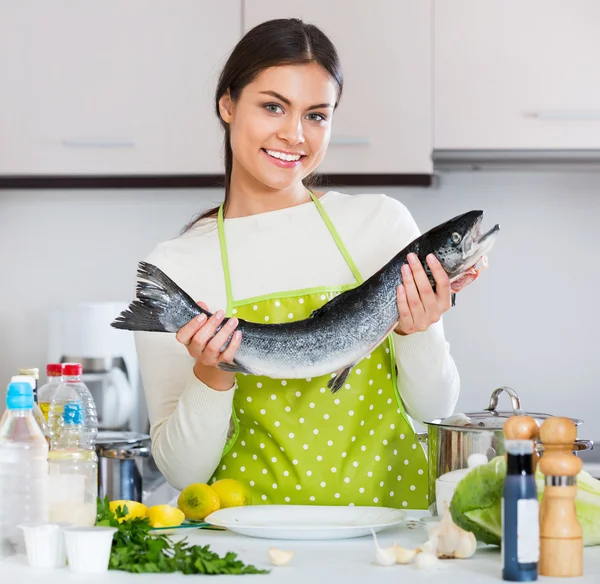 Meisje voorbereiden forel schotel — Stockfoto