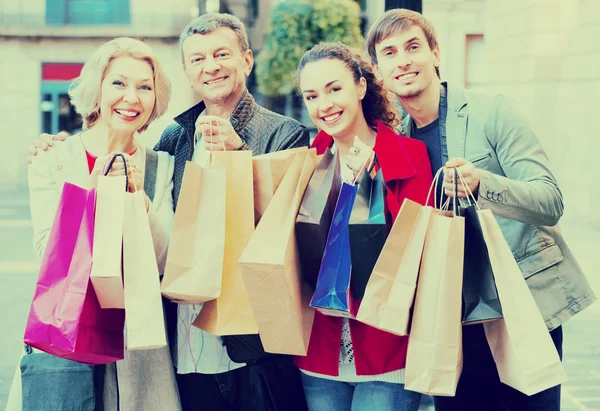 Close up of smiling tourists with purchases — Stock Photo, Image