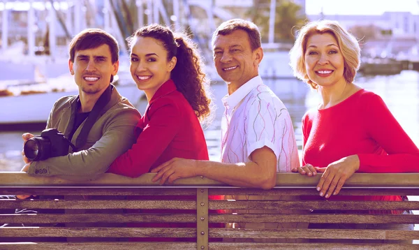 Touristes se détendre sur le front de mer — Photo