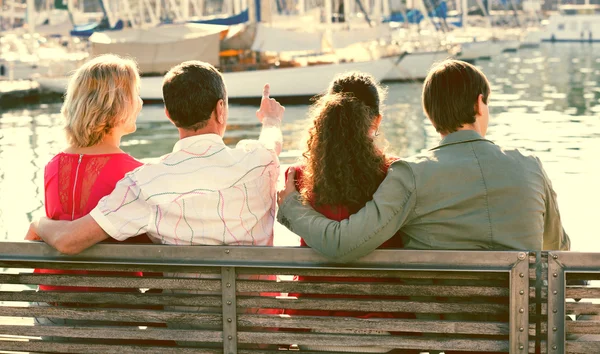 Glückliche vierköpfige Familie — Stockfoto