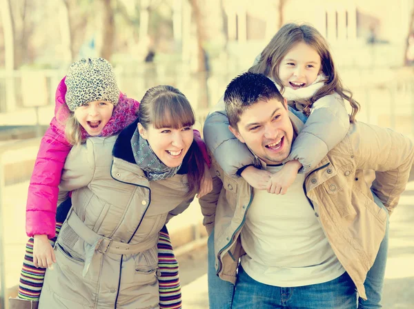 Genitori che giocano con le bambine — Foto Stock