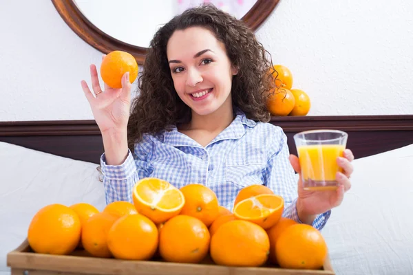 Brunette with sweet oranges — Stock Photo, Image