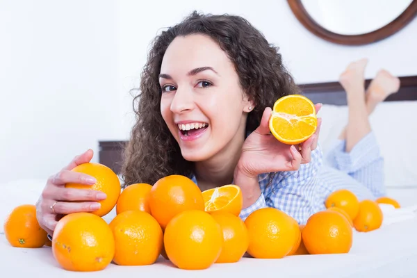 Frau mit süßen Orangen — Stockfoto