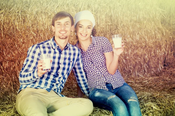 Paar im Heu mit Milch — Stockfoto