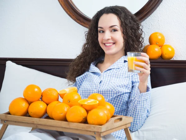 Junge Frau mit Orangensaft — Stockfoto