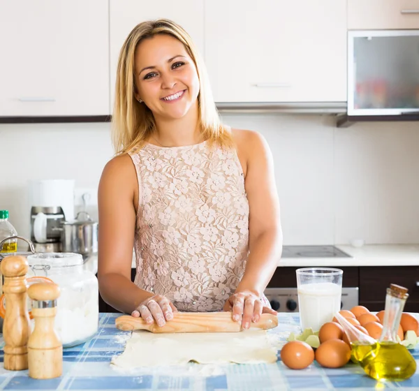 Mädchen macht leckeren Kuchen drinnen — Stockfoto