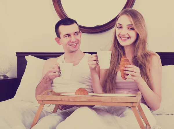 Adults posing with coffee and pastry — Stock Photo, Image