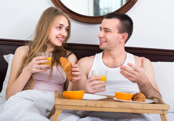 Couple avec petit déjeuner savoureux au lit — Photo