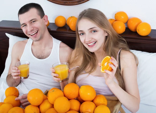 Positive couple with ripe oranges — Stock Photo, Image