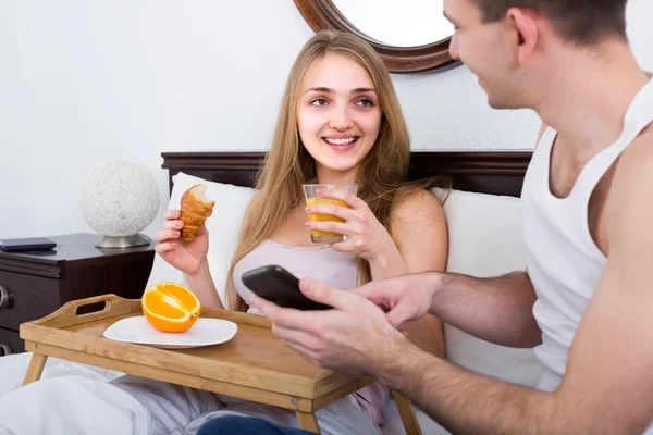 Paar met ontbijt op bed — Stockfoto