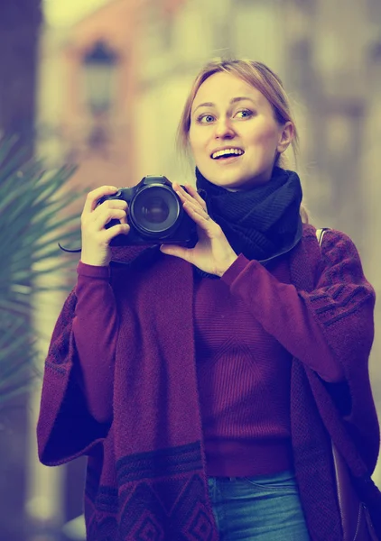 Girl taking picture with camera in the town — Stock Photo, Image