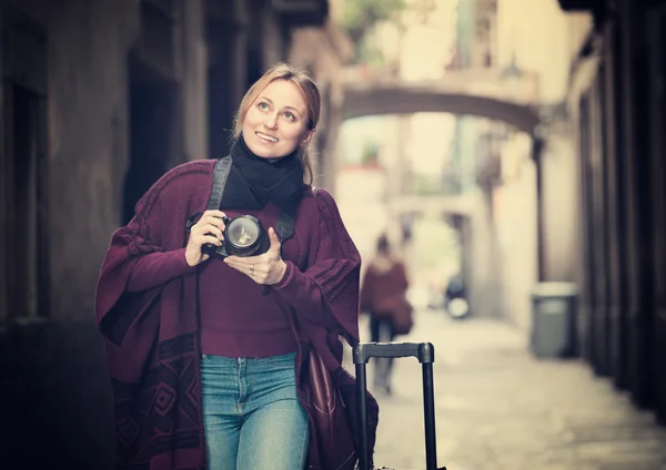 Mladá žena hledá a fotografování — Stock fotografie