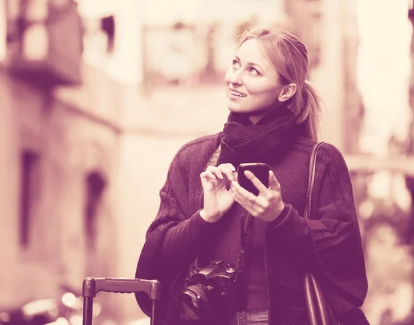 Νεαρή γυναίκα με κινητό τηλέφωνο εξωτερική — Φωτογραφία Αρχείου