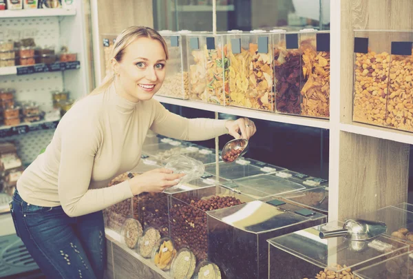 Vrouw kiezen van noten — Stockfoto