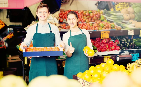 果物を売るスーパーマーケットの労働者 — ストック写真
