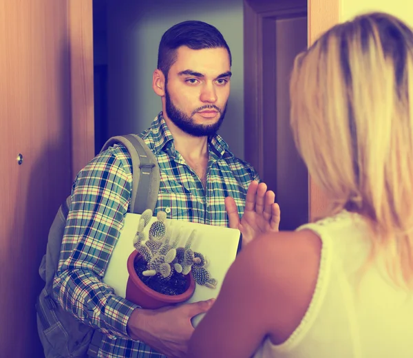 Frustrated couple standing at doorway — Stock Photo, Image