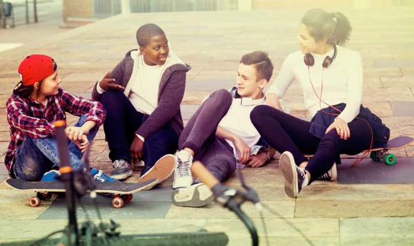 Teens chatting outdoors — Stock Photo, Image