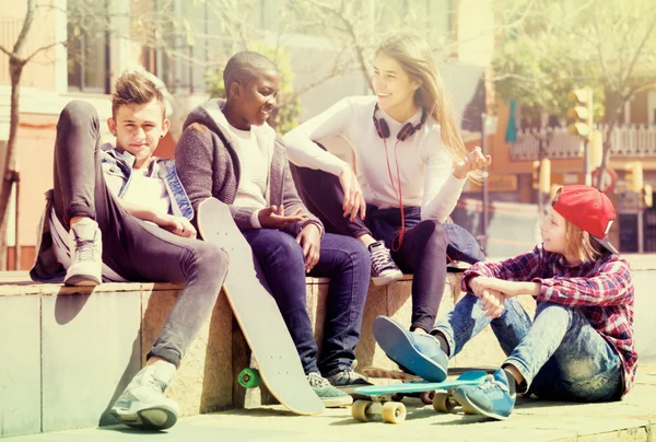 Teens spending time together — Stock Photo, Image