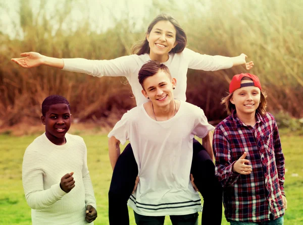 Happy teenage friends in park — Stock Photo, Image