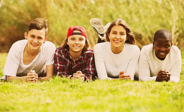 Felices amigos adolescentes en el parque — Foto de Stock