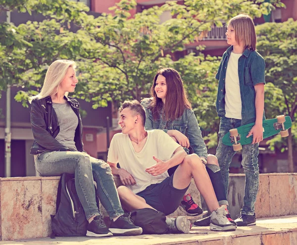 Adolescentes charlando al aire libre en la ciudad —  Fotos de Stock