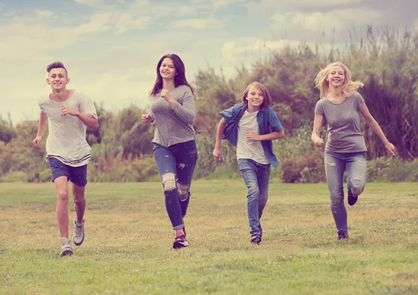 Grupo de adolescentes corriendo en el parque —  Fotos de Stock