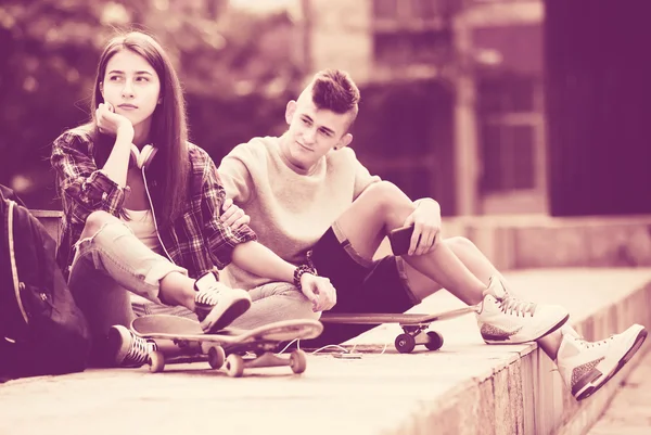 Phubbing: teenager ignore her friend — Stock Photo, Image