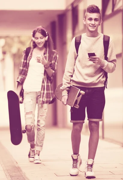 Tieners met skateboards buiten — Stockfoto