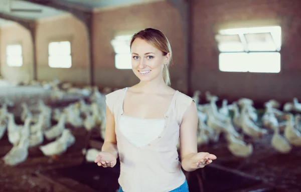 Donna con anatre in fattoria — Foto Stock