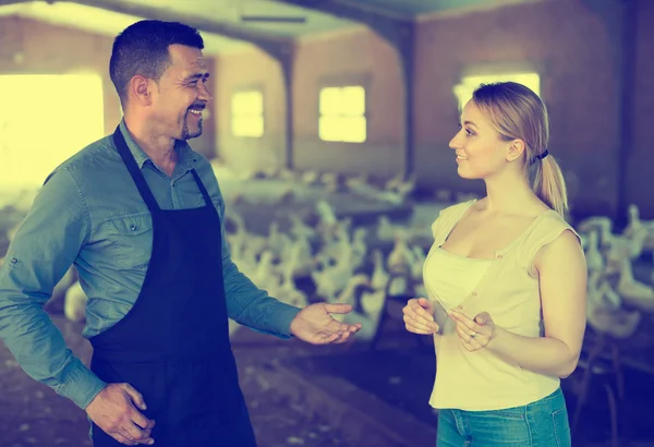 Lavoratore e lavoratrice sorridente — Foto Stock