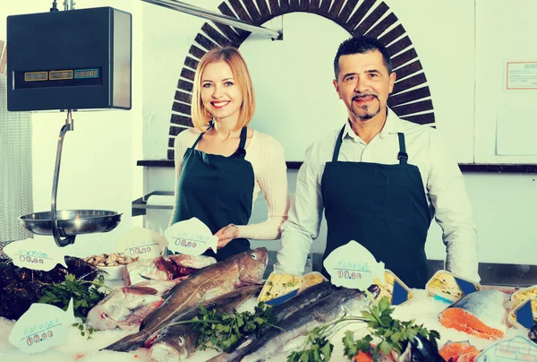 Dos vendedores en la sección de pescado —  Fotos de Stock