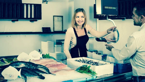 Vendedor e cliente em loja de peixe — Fotografia de Stock