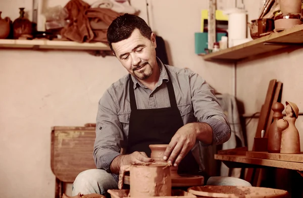 Artisan man creating ceramic piece — Stock Photo, Image