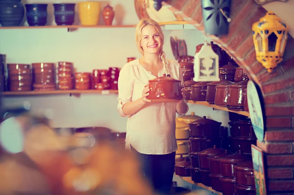Cliente feminino em oficina de cerâmica — Fotografia de Stock