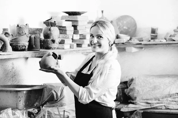 Portrait of glad woman pottery — Stock Photo, Image