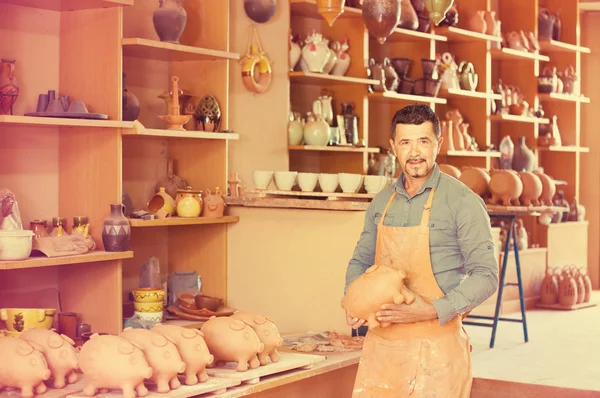 Artesanal tendo cerâmica nas mãos — Fotografia de Stock