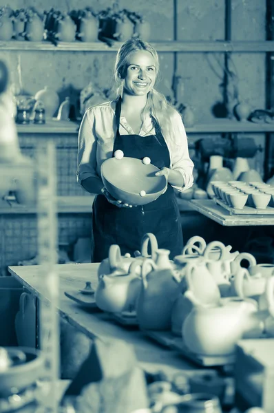 Szczęśliwa kobieta artisan — Zdjęcie stockowe