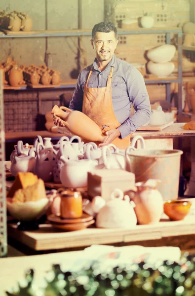 Man potter bedrijf keramiek — Stockfoto