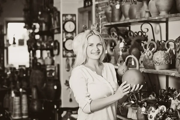 Kobieta, wybierając ceramiczny garnek — Zdjęcie stockowe