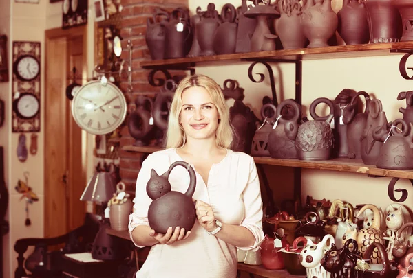 Portrait of woman choosing ceramic utensil — Stock Photo, Image