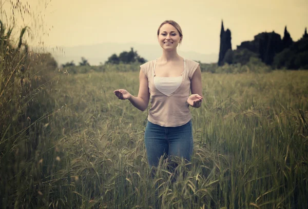 Portrait of woman in wheat field — Stock Photo, Image