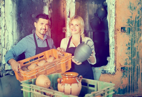 Hombres y mujeres alfareros —  Fotos de Stock