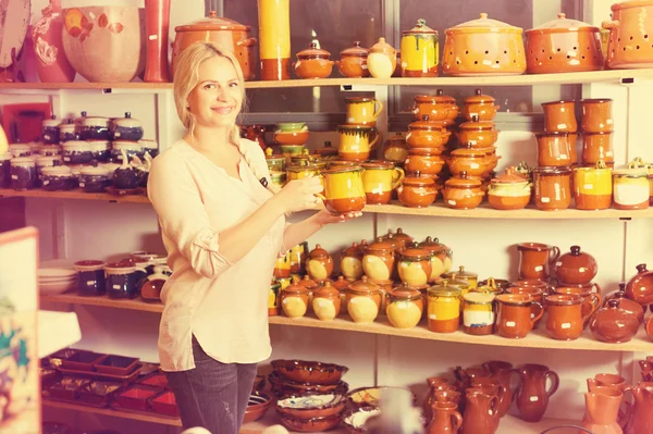 Woman choosing ceramic utensils — Stock Photo, Image