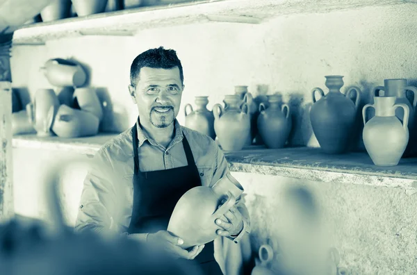 Craftsman with ceramic crockery — Stock Photo, Image