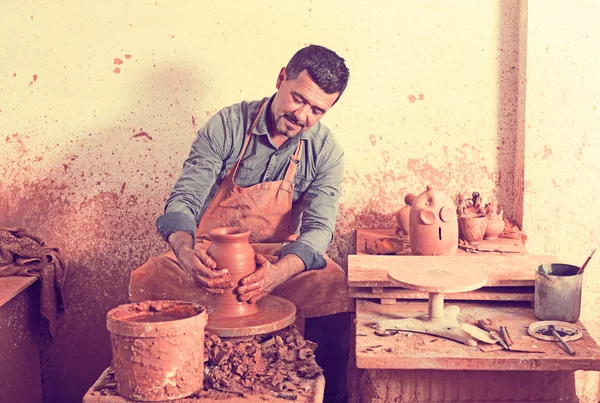 Homem fazendo panela — Fotografia de Stock