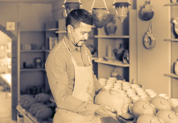 Oleiro homem segurando vasos cerâmicos — Fotografia de Stock