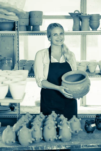 Mujer alfarería trabajador —  Fotos de Stock